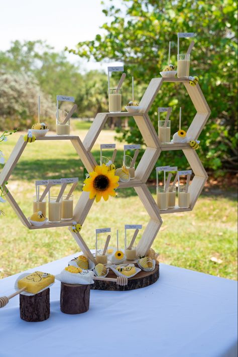 Spring Baby Shower Ideas, Diy Honeycomb, Honey Bee Baby Shower, Bee Birthday Party, Sunshine Baby Showers, Bee Baby Shower Theme, Baby Shower Yellow, Summer Baby Shower, Bee Party