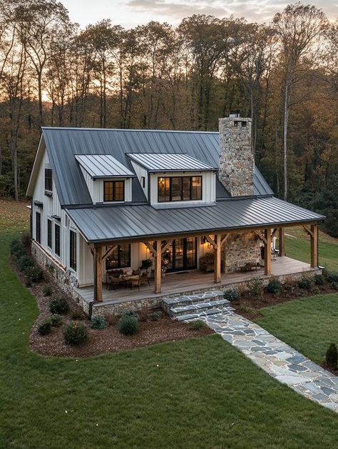 Small Ranch Style Homes, Dream House Farmhouse, Country House Exterior, Country Home Exterior, Ranch House Designs, Ranch House Exterior, Bungalow Style House Plans, Barn Style House Plans, Cedar Homes