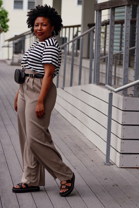 Striped T Shirt Outfit, Beige Wide Leg Pants Outfit, Brown Wide Leg Pants Outfit, White Striped Shirt Outfit, T Shirt Outfit Ideas, Khaki Pants Outfit, Vertical Striped Shirt, Outfit Beige, Pants Outfit Ideas