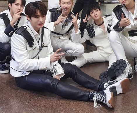 Stray Kids Converse Run Star Hike, Converse Run Star Hike Kpop, Stray Kids Converse, Star Hike Converse Outfit, Skz Converse, Converse Star Hike, Converse Run Star Hike Outfit, Run Star Hike Converse, Converse Run Star Hike