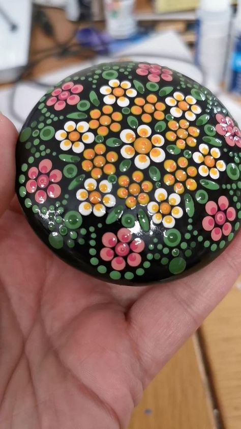 Stone Dot Art, Dot Painting Stones, Dot Flowers Painting, Rock Mandalas Stone Art, Rock Art Flowers, Floral Painted Rocks, Dot Painted Rocks, Dot Rock Painting Ideas, Mandala Rock Painting Patterns