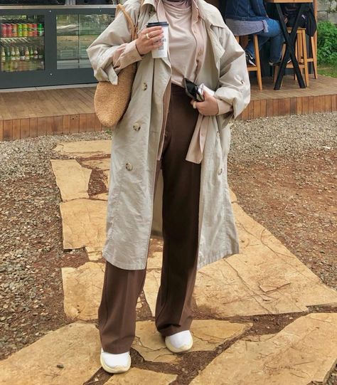 Beige Jeans Outfit Hijab, Beige Trench Coat Outfit Hijab, Beige Raincoat Outfit, Beige Jeans Outfit, Jeans Outfit Hijab, Beige Trench Coat Outfit, Outfit Modest, Winter Trench, Raincoat Outfit