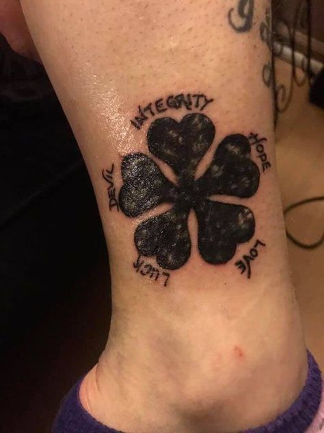 Black Bulls Tattoo Black Clover, Black Clover Tattoos Ideas, Black Bulls Black Clover Tattoo, Starter Tattoos For Men, Black Bulls Tattoo, Black Clover 5 Leaf Clover, Black Clover Anime Tattoo, Black Clover Tattoo Design, Black Clover Symbol