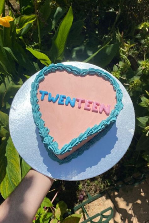 I can’t wait to try one of these 25th birthday cake ideas! My friend is turning 25 this year and these 25th birthday cake ideas for her were super helpful! 20 Yo Birthday Cake, Cake Ideas For 20th Birthday Girl, Birthday Cake Ideas For 20th Birthday, Cake 20 Birthday Girl, B Day Cake Aesthetic, Funny 20th Birthday Cake, Birthday Cake 20th Girl, 20s Birthday Cake, 20th Birthday Cake Aesthetic