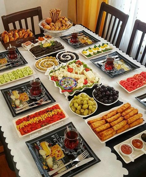 Breakfast Presentation, Catering Ideas Food, Party Food Platters, Food Displays, Snacks Für Party, Food Table, Buffet Food, Food Platters, Serving Food