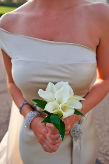 Mother of the bride and mother of the groom bouquet: either something like this with just a few calla lily's or something like the other picture with a few callas and then one cymbidium green orchid. Small Calla Lily Bouquet, Mini Calla Lily Bouquet, Calla Lilly Boutineer Ideas, Small Bridesmaid Bouquet, Calla Lily Bridesmaid Bouquet, Calla Lillies Bouquet, Groom Bouquet, White Calla Lily Bouquet, Simple Bouquet