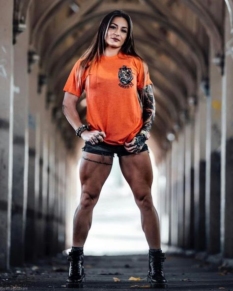 SQUAT WORKOUT Clean Workout, Celia Gabbiani, Squat Clean, Aesthetic Athletic, Women Bodybuilders, Tattoed Women, Squat Workout, Sport Inspiration, Female Muscle