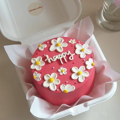 Happy Birthday Lunchbox Cake, Mini Pasteles Aesthetic, Pasteles Minis Aesthetic, Flower Cake For Kids, Minicakes Design, Cute Lunchbox Cakes, Lunch Box Cake Aesthetic, Bento Box Cake Aesthetic, Lunch Cake Birthday