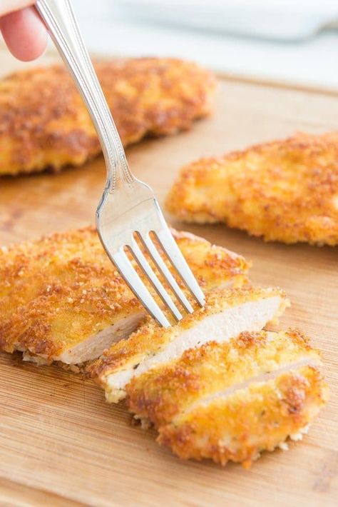 Dinner in 15 minutes! Parmesan Crusted Chicken is a quick and easy recipe to make for busy weeknights! Parmesan Crusted Chicken, Crispy Fried Chicken, Parmesan Crusted, Crusted Chicken, Recipe Chicken, Chicken Cutlets, Breaded Chicken, Chicken Parmesan, Chicken Breasts