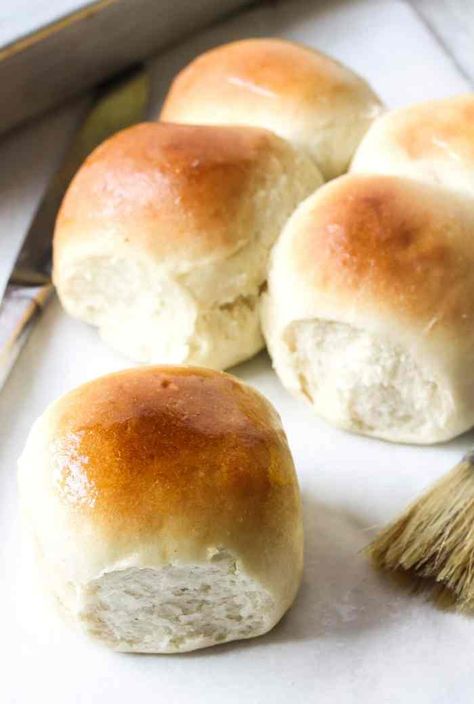 Easy Weeknight Dinner Roll Recipe Quick Using Kitchenaid Mixer Yeast Roll, Yeast Rolls Recipe, Recipe Bread, Mixer Recipes, Hawaiian Sweet Rolls, 30 Minute Dinners, Potato Roll, Baked Rolls, Kitchenaid Mixer