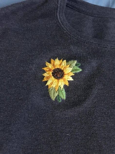 Simple Sunflower Embroidery, Small Sunflower Embroidery, Embroider Sunflowers, Sweater Embroidery Diy, Sunflower Embroidery Tutorial, Embroidered Greenery, Hand Embroidery Sunflower, Sweater Embroidery Ideas, Hoodie Embroidery Ideas