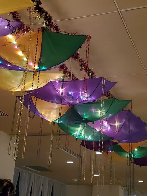 Mardi Gras Halloween Decorations, Mardi Gras Indoor Decorations, Mardi Gras Gala Decorations, Mardi Gras Dance Theme, Mardi Gras Party Ideas Decoration, New Orleans Prom Theme, Mardi Gras Umbrella Ideas Diy, Mardi Gras Theme Party Outfit, Mardi Gras Homecoming