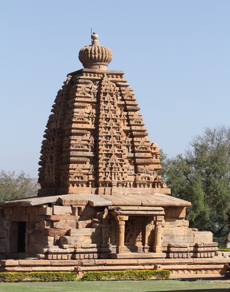 Pattadakkal temple with north indian type temple architecture North Indian Architecture, North Indian Natural Beauty, Temples Photography, Indian Castle, Kumari Kandam, Buddhist Architecture, Weather In India, Temple India, Indian Temple Architecture