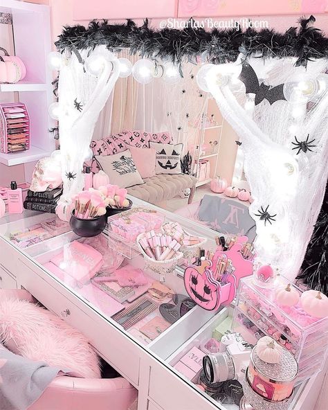 Kawaii Goth Room Decor, Pink Fall Decor Bedroom, Pastel Goth Apartment, Pastel Goth Furniture, Pink Gothic Bedroom, Pink Halloween Room Decor, Kawaii Halloween Decor, Pink Halloween Bedroom, Pink Gothic Room