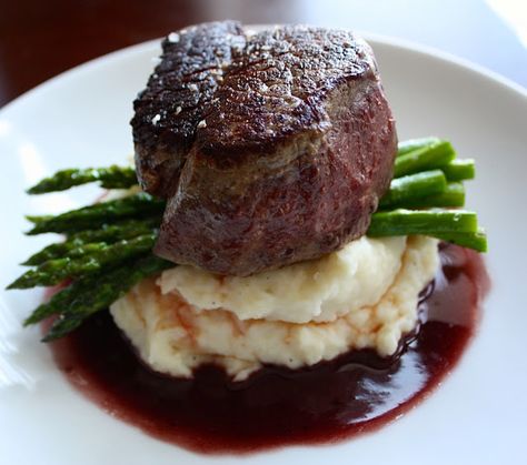 Guest Post: Tips for Making Fantastic Red Wine Sauce - (a)Musing Foodie High End Food Recipes, Red Wine Sauce For Steak, Steak Specials, Keto Gourmet, Red Wine Pan Sauce, Pan Seared Filet, Dinner Presentation, Filet Of Beef, Filet Steak