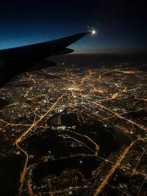 view from your plane on a night flight Plane Taking Off Aesthetic, Flight Playlist Cover, Flying At Night Aesthetic, On A Plane, Night Flight Window, Plane Window View Night, Night Plane Aesthetic, Travel Night Aesthetic, Plane Flight Aesthetic