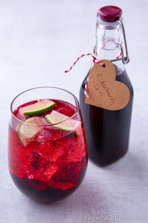 Elderberry Cocktail, Alcoholic Butterbeer, Elderberry Uses, Elderberry Wine, How To Make Gin, Christmas Gin, Elderberry Recipes, Liquor Recipes, Foraging Recipes