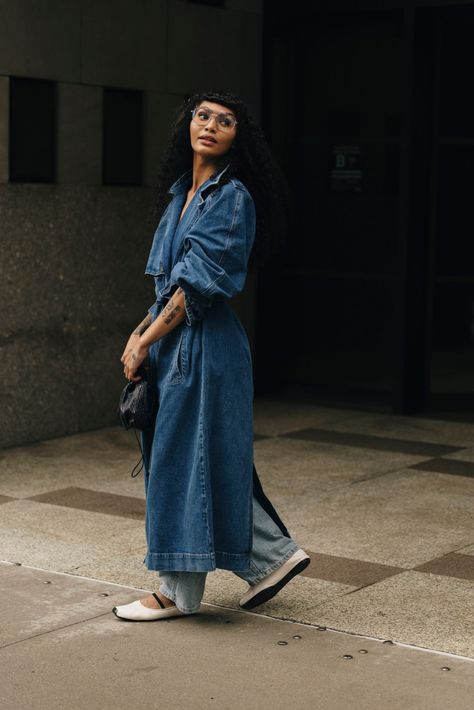 Sophia Roe at New York Fashion Week Spring 2025 Denim Outfit Women, Denim Street Style, Streetwear Chic, New York Fashion Week Street Style, Denim Inspiration, Street Style Photos, Japanese Denim, Style Looks, Best Street Style