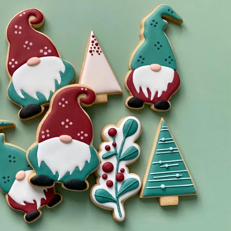 Santa Cookies Decorated, Gnome Cookies, Christmas Cookie Frosting, Christmas Sugar Cookies Decorated, Farm Cookies, Christmas Treats Boxes, Cookie Decoration, Cute Christmas Cookies, Christmas Biscuits