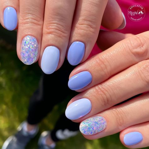 Nails Glitter Accent, Gel Nails With Glitter, Nails Lilac, Glitter Gel Nail Designs, Light Purple Nails, Purple Glitter Nails, Glitter Accent Nails, Queen Nails, Lilac Nails