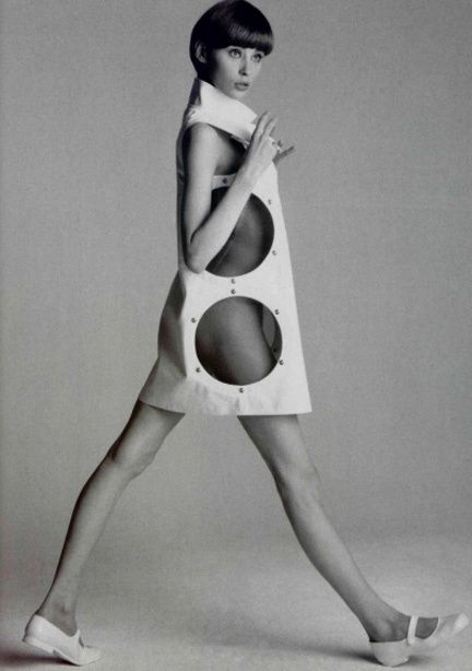 cool vintage dress with circle cutouts Andre Courreges Futuristic Fashion Design, 60s Space Age, Space Age Fashion, Andre Courreges, The Dictator, Faye Dunaway, Jean Patou, Fashion 1960s, Jeanne Lanvin