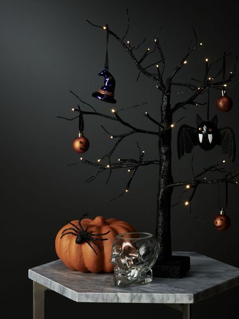 Diy Halloween Tree, Halloween Tree Decorations, Halloween Christmas Tree, Halloween Hanging Decorations, Outside Fall Decor, Halloween Decor Diy, Prelit Tree, Diy Halloween Decor, Adornos Halloween