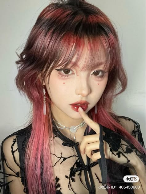 Octopus Shag Haircut, Anime Highlights Hair, Fox Color Hair Tips, Haircuts 2023 Trends Short, Jellyfish Bangs, Angel Ring Color Hair, Japanese Dyed Hair, Wolfcut With Highlight, Pink Raccoon Tail Hair