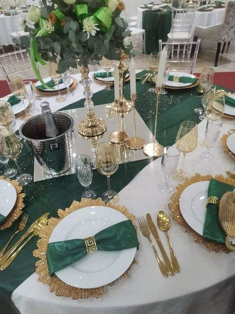 Emerald Green Forest Quinceanera Theme, Emerald Green Decor Quince, Green And Gold Centerpieces Quince, Emerald And Gold Quince, Emerald Sweet 16 Decor, Emerald Green Quince Tables, Quince Decorations Dark Green And Gold, Quince Table Setup Emerald Green, Dark Green Quinceanera