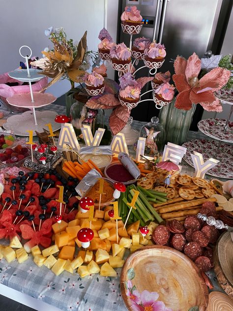 Fairy Garden Party Snacks, Fairy First Food Ideas, Enchanted Forest Candy Bar, Fairy Theme Food Ideas, Fairy Themed Charcuterie Board, Enchanted Fairy Birthday Party Ideas, Fairy Charcuterie Board Ideas, Fairy Party Snacks, Fairy Charcuterie Board