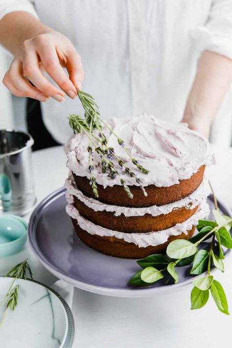 Earl Grey Cake Recipe, Earl Grey Lavender, Earl Grey Cake, Grey Cake, Tea Latte Recipe, Easy Frosting, Lavender Cake, Rosemary Lavender