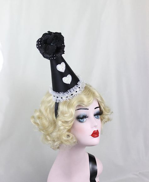 Burlesque Birthday Party, Burlesque Birthday, Pierrot Costume, Circus Halloween Costumes, Clown Accessories, Clown Halloween Costumes, Clown Hat, Pierrot Clown, Halloween Circus