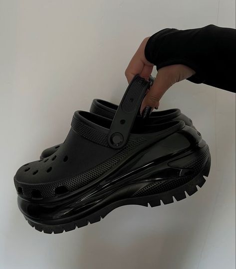 Thick Shoes Platform, Cute Platform Crocs, Black Crocs Platform, Crocs Black Platform, Platform Black Crocs, Black Platform Crocs Outfit, Platform Crocs Black, Crocs Black Outfit, Black Crocs Aesthetic