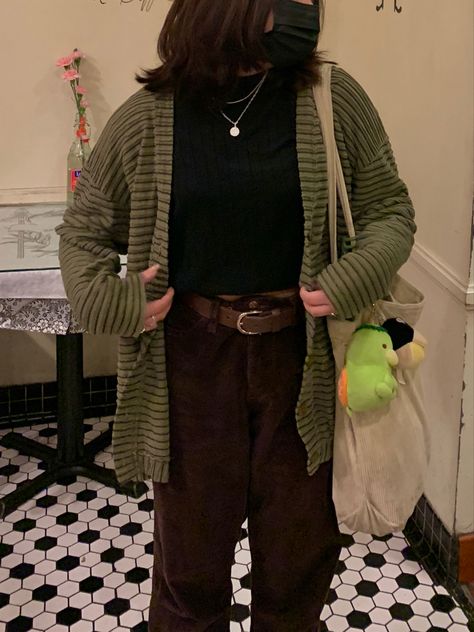 Y2k Green Outfit Aesthetic, Green Button Sweater Outfit, How To Style Green Pants Aesthetic, Styling Green Cardigan, Green Knit Cardigan Outfits, Green Crochet Cardigan Outfit, Green Button Up Sweater Outfit, Green Sweater Cardigan Outfit, Dark Green Clothing Aesthetic