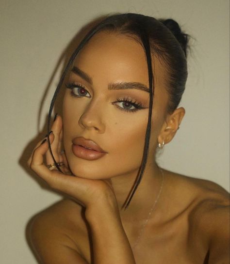 Madison Sarah, Glowy Skin Makeup, Winged Eyeliner Makeup, Wedding Hairstyles And Makeup, 90s Makeup, Simple Prom Hair, Glossy Makeup, Matte Makeup, Black Eyeshadow