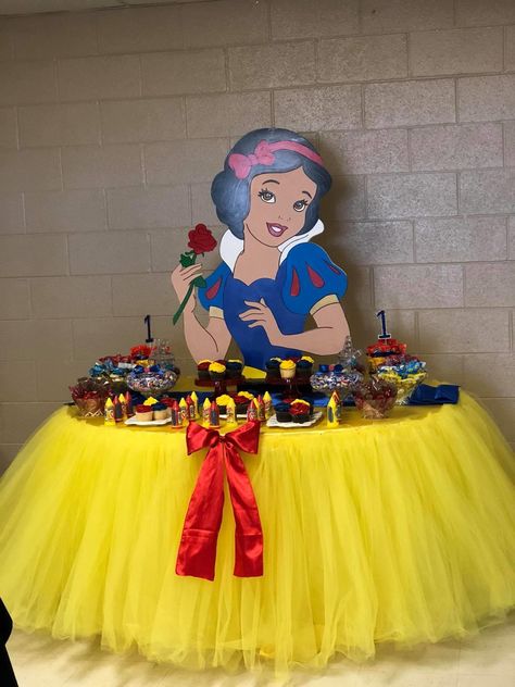 Snow White Bday Party Ideas, The Fairest One Of All Birthday, Snow White 3rd Birthday Party, Snow White Decorations Party, Snow White Birthday Theme, Fairest One Of Them All Birthday, Snowhite Birthday Party, Snowwhite Birthday Party Decorations, Snow White Birthday Decorations