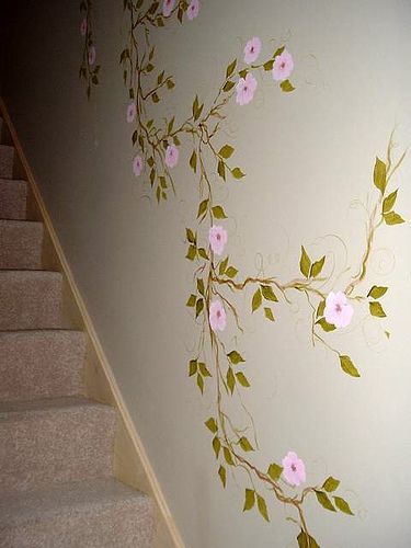 Vine Painted On Wall, Vine Flower Painting, Hand Painted Vines On Walls, Vines Painting On Wall, Plants Painted On Walls, Vines Painted On Walls, Vine Mural Wall, Wall Painted Flowers, Stairway Wall Painting Ideas