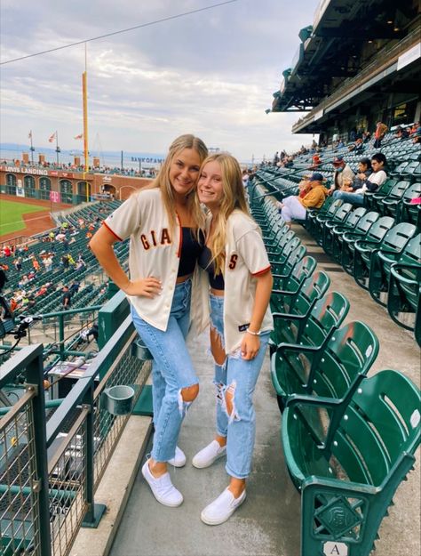 High School Baseball Game Outfit, Cute Baseball Jersey Outfits For Women, Cute Outfits To Wear To A Baseball Game, Brewers Game Outfit, Mets Game Outfit Women, Giants Game Outfit Women, Stadium Outfit Women, Outfits For Basketball Game, Baseball Wife Outfit