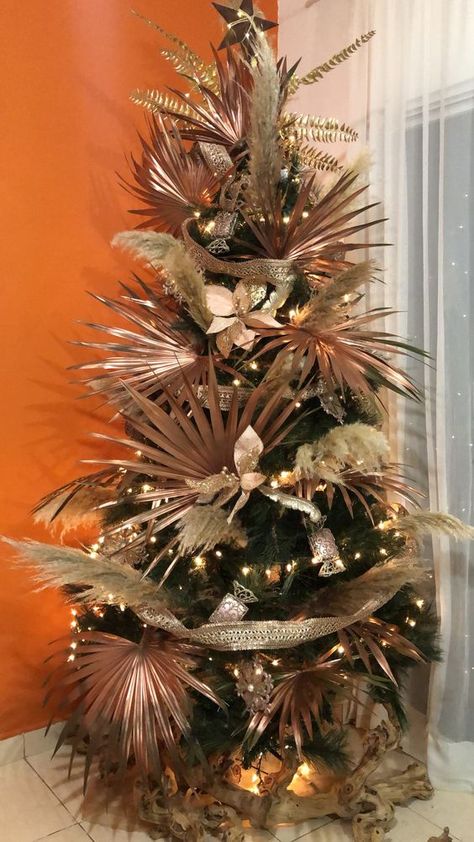 a mini pampas grass Christmas tree n a pot and non-decorated is a lovely decoration for an awkward nook or if you don't have much space Pampas Grass And Palm Leaves, Christmas Tree Inspiration Rustic, Tropical Christmas Decorations, Tropical Christmas Trees, Rose Gold Christmas Tree, Christmas Palm Tree, Christmas Tree Inspo, Boho Chique, Rose Gold Christmas