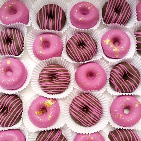 E essa combinação de cores com detalhes dourados? Eu simplesmente amei e estou apaixonada por esse pedido 😍 #minidonuts #duonitas #donuts #cakedonuts #pink #dourado #glow #reels #explorar #explore #fyp Mini Donuts, Cake Donuts, Pink Brown, Donuts, Cake, Pink