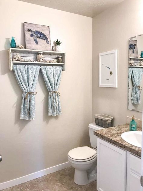 28 Beach Bathroom Ideas That Will Give You The Ultimate Exotic Vibes Diy Beach Bathroom Decor, Ocean Themed Bathroom Decor, Turtle Bathroom, Beach Theme Bathroom Decor, Ocean Bathroom, Coastal Bathroom Decor, Beachy Bathroom, Beach House Bathroom, Elegant Farmhouse