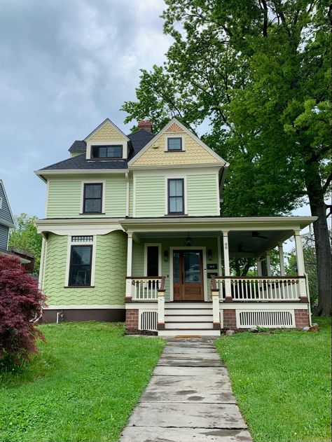 Houses From The 80s, 1980s House Exterior, 80s House Exterior, Green Exterior House, 1980s House, Empty Rooms Interior, 80s House, Rooms Interior, 1960s House