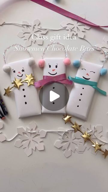 Katelyn Showalter on Instagram: "Snowmen Chocolate Bars! 

I think these would be so fun for Alot more than just class gifts but I made them for ruby’s class since she only has 6 kids! Macys class of 25+ is getting candy canes 🤣

#classgifts #lastminutegift #schoolchristmasgifts #christmasclassgifts #giftideas #pinterestmom #roommom #diymama #roommom #classparty #christmas2023 #girlychristmas #makeitwithmichaels" Christmas Diy Snacks, Class Christmas Gifts, Christmas Classroom Treats, School Christmas Gifts, Holiday Crafts Gifts, Candy Cane Crafts, Class Gifts, Homemade Holiday Gifts, Church Gifts