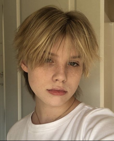 Girl With Boy Haircut, Short Blonde Hair Male, Boy Blonde Hair, Dirty Blonde Hair Men, Short Blonde Hair Men, Short Ftm Haircuts, Masculine Haircut, Girls With Boy Haircuts, Ftm Haircuts