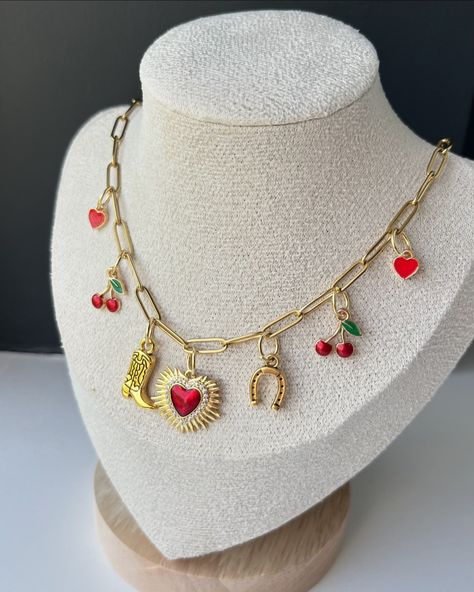 Swipe for all the red charm necklace inspo🌹💃🏼🍓🎸🌶️🍒 Charm Necklace Diy, Charm Bar, Red Heart Necklace, Trends 2025, Red Charm, Necklace Outfit, Ibiza Outfits, Cherry Earrings, Charms Necklace