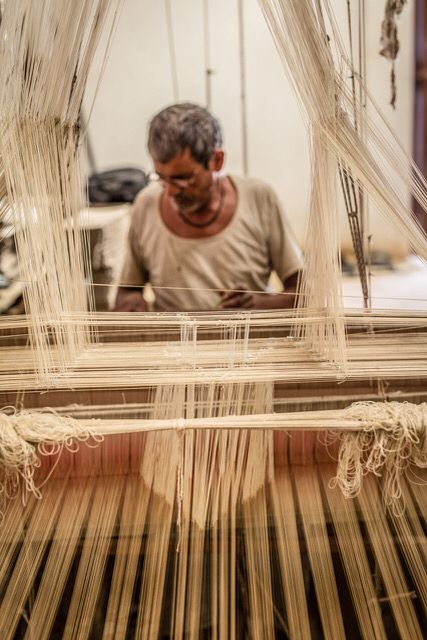 Handloom Weaving Photography, Retreat Photoshoot, Documentary Ideas, Mughal Prints, Rugs Making, Indian Interior Design, Indian Interiors, Handloom Weaving, Bamboo Plates