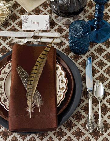 I love that deep teal. Probably one of my favourite colors. AND I love the feathers! Blue And White Tablescapes, Place Settings Thanksgiving, Harvest Table, Thanksgiving Table Settings, Fall Tablescapes, Thanksgiving Tablescapes, Beautiful Table Settings, Thanksgiving Centerpieces, Pretty Tables