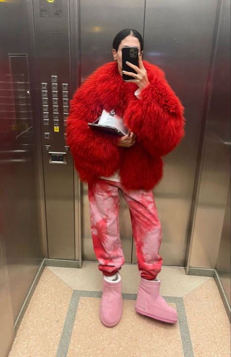 Winter Streetstyle, Pink Fur Coat, Winter Ootd, Models Off Duty Style, Red Fur, Effortless Outfit, The Attico, Fashion Icons, Coat Outfits