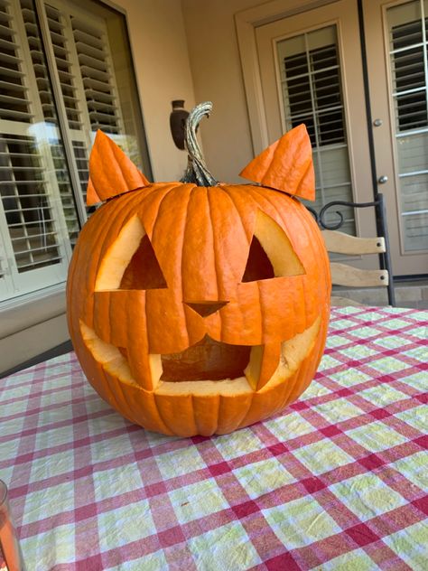 kitty pumpkin carving for Halloween idea Halloween Pumpkins Carvings Designs, Cat Pumpkin Carving, Pumpkin Carved, Pumpkin Cravings, Cute Pumpkin Carving, Halloween Pumpkin Carving Stencils, Halloween Decor Diy, Creative Pumpkin Carving, Easy Pumpkin Carving