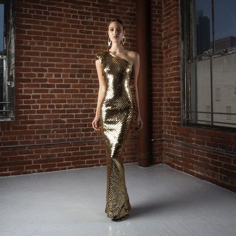 Movie Premiere Dress, Black And Gold Sequin Dress, Michael Costello Dress, Premiere Dress, Award Show Dresses, Party Dress Classy, Disco Fashion, One Sleeve Dress, Michael Costello