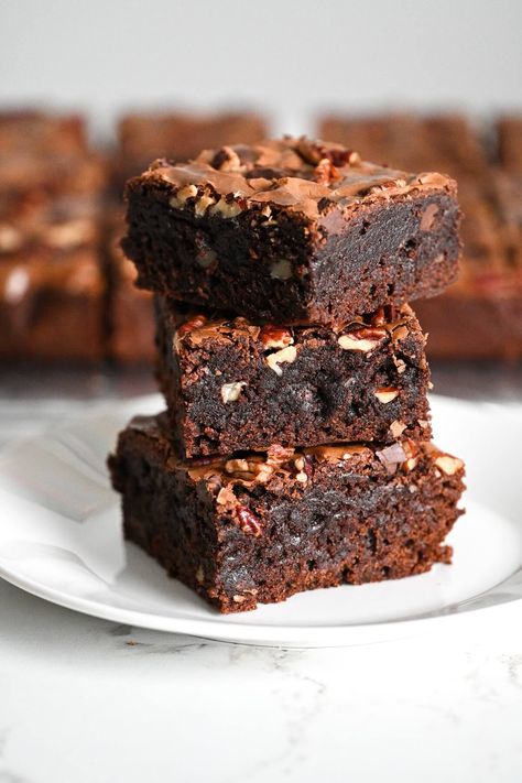 close up of a tower of chewy bakery style brownies with pecans on a white plate. Bakery Style Brownies, Bakery Brownies Recipe, Glazed Brownies, Brownies With Pecans, Semi Homemade, Best Bakery, Brownie Recipe, White Plate, Cookie Mix